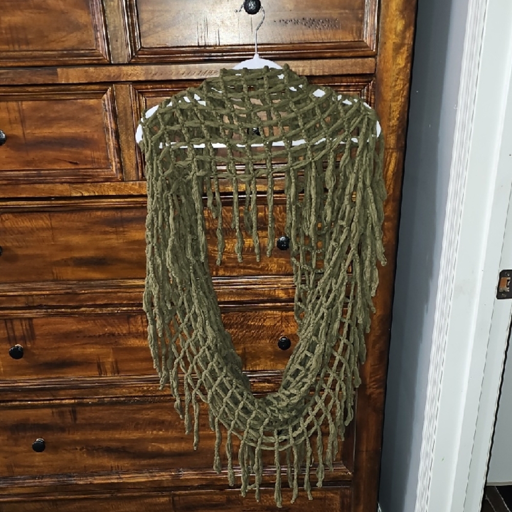 Infiniti Scarf In Green Foe Women!! Great Condition